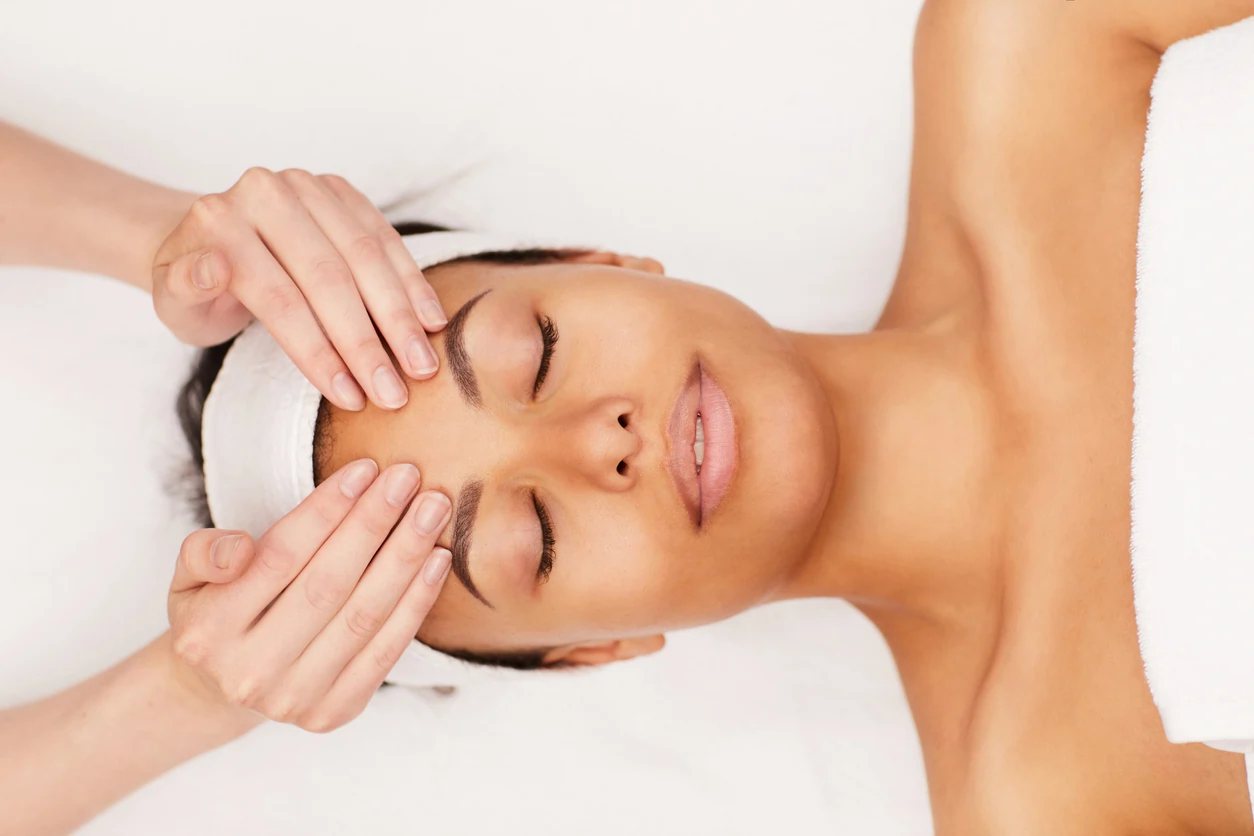 Mulher relaxando com uma massagem na cabeça